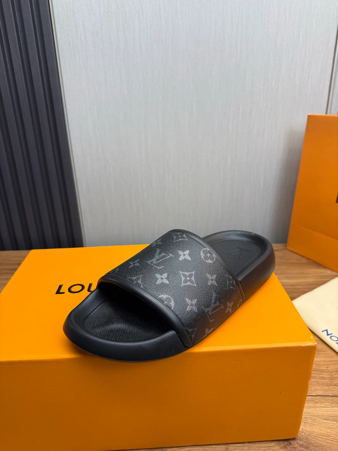 Men's shoes 💰280💰 ▪️LV's popular Little Red Book popular slippers hot sale: 1 shipment✅ Super textured and comfortable slippers, original TPU outsole. Authentic counter box drawer box packaging 🎁Size 38-45